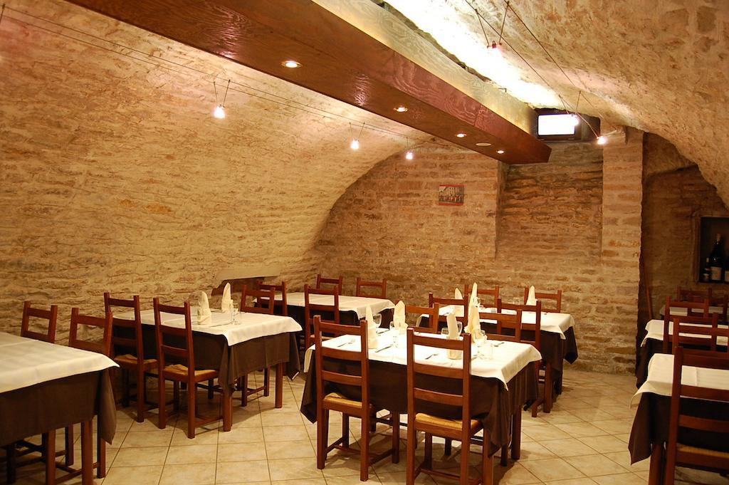 Hotel Du Donjon Champlitte-et-le-Prélot Kültér fotó